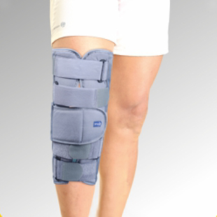 A person wearing a light blue Hinged Knee Brace open Patella