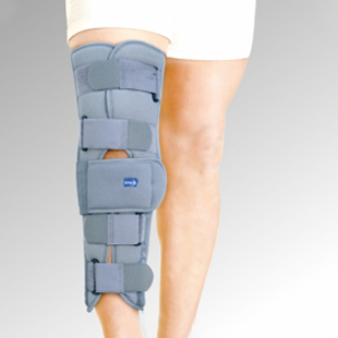 A person wearing a grey 22 inch knee immobiliser