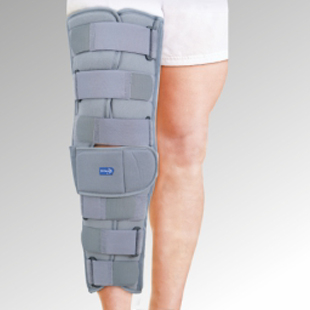 A person wearing a grey innolife Knee immobolise